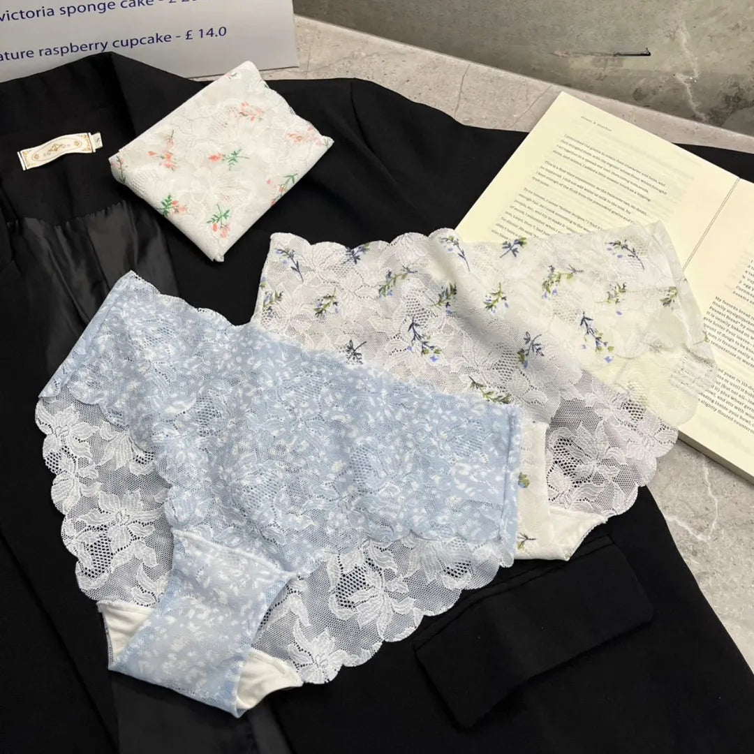 甘すぎないフェミニンなレース柄を示すディテールアップ