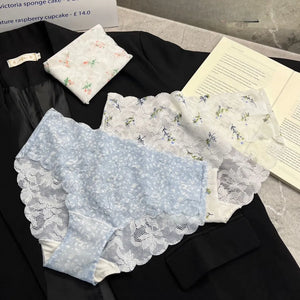 甘すぎないフェミニンなレース柄を示すディテールアップ