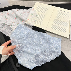 ふんわりと身体に寄り添う軽いフィット感