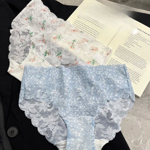 ヒップを自然に包み込む丸みのあるバックスタイル