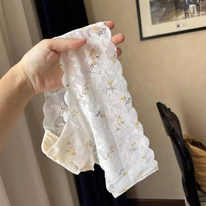 レースの透け感が上品さを演出する平置きショット