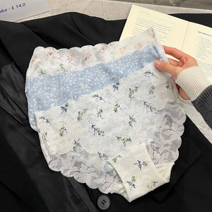 履き心地を重視した柔らかなウエスト縫製の近接