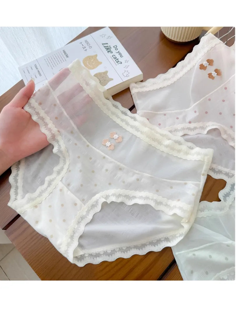 肌にふわっと馴染む柔らかな素材感の平置きディテール