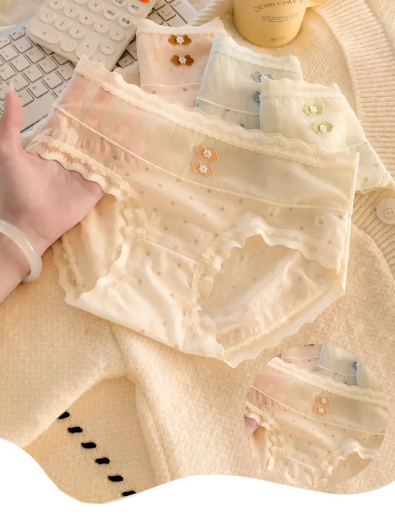 裾にやさしいレーストリムをあしらったショーツの正面カット