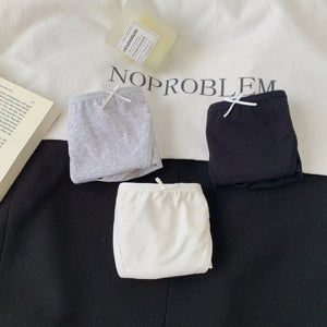 肌にやさしく馴染む綿感素材の平置きディテール