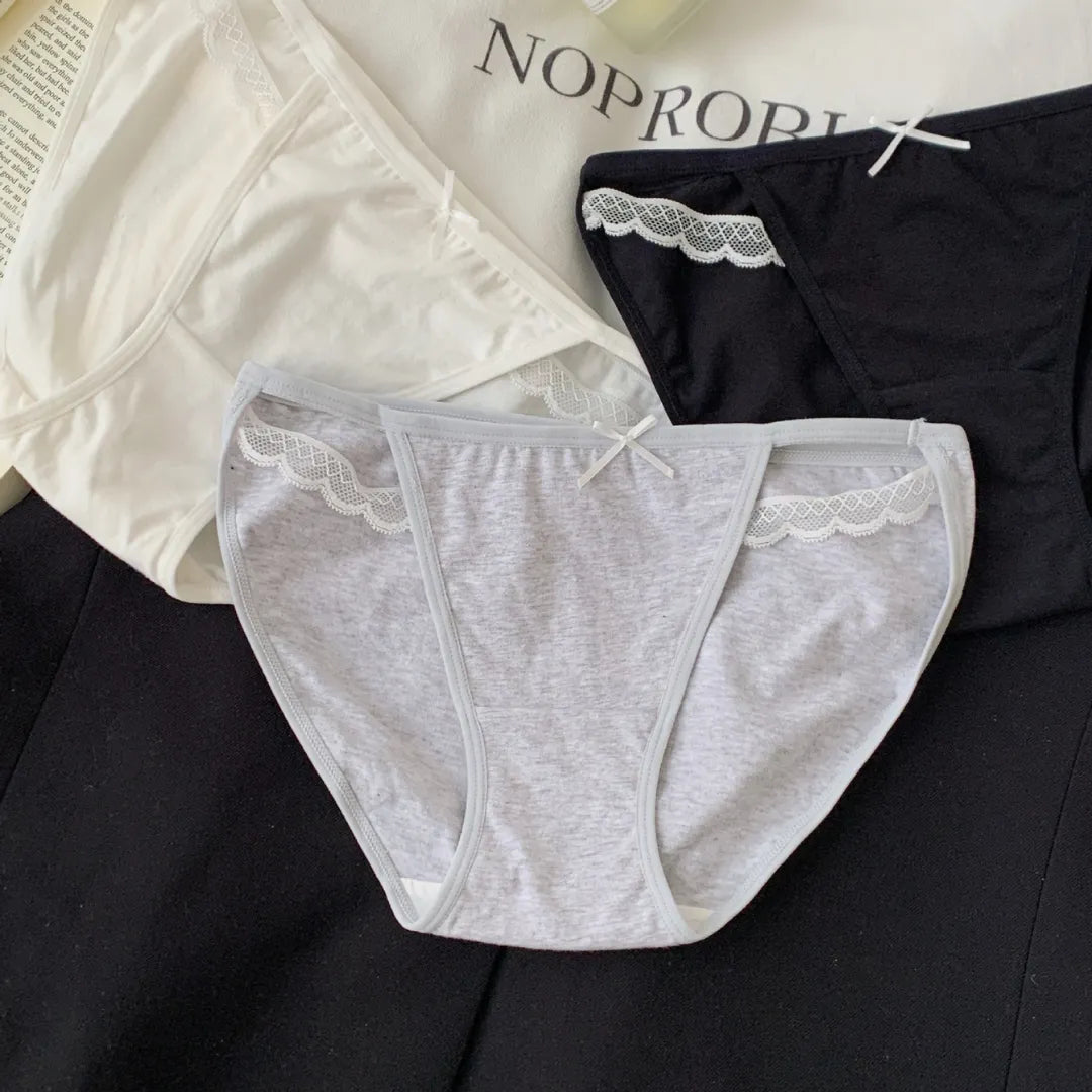 ヒップを自然に包み込むまろやかなシルエット