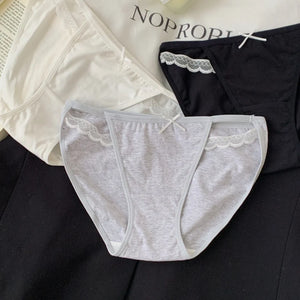 ヒップを自然に包み込むまろやかなシルエット