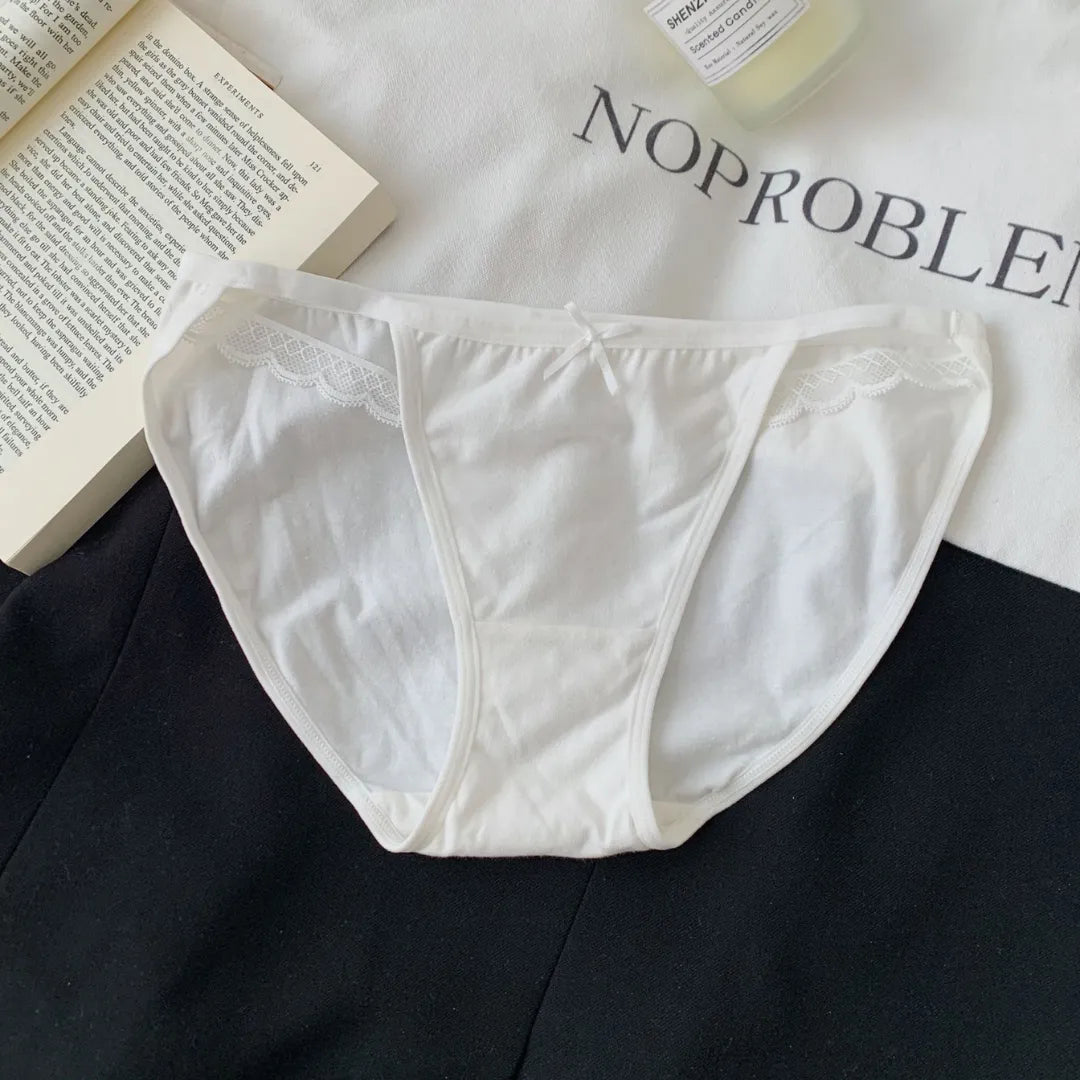 毎日穿ける軽やかなフィット感を示す平置きショット