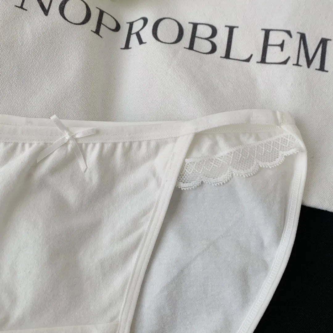 おうち時間にも心地よいナチュラルショーツの全体シルエット