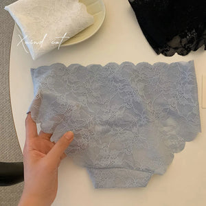 透け感エアリーレースシリーズ-パリシックシアーレースショーツ-ふんわり丸みを引き立てるバックスタイル。柔らかく伸びるレース素材の平置きディテール