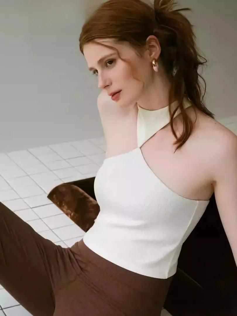 AeeYaa アシンメトリーハイネックヨガトップス。上品で女性らしいデザイン。