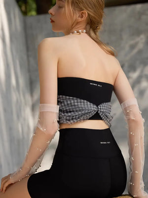 肩を美しく見せるチューブトップデザイン。